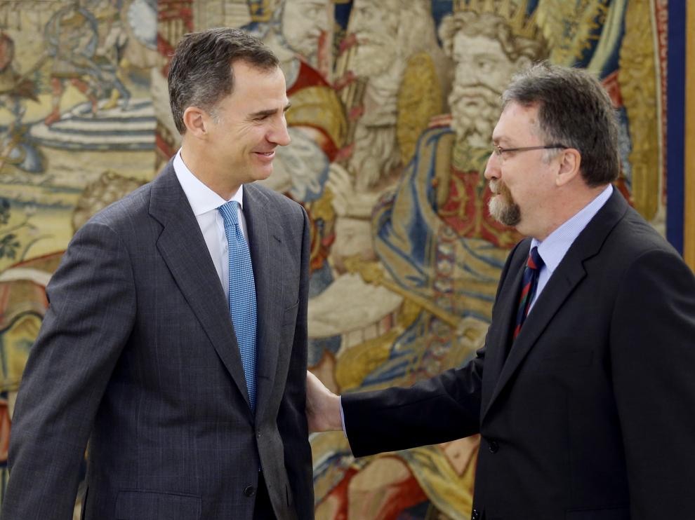 El Rey, con el representante del Foro Asturias, Isidro Martínez Oblancas.