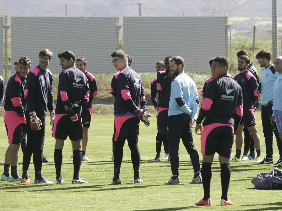 Los jugadores, con semblantes sonrientes, poco antes de iniciar ayer el entrenamiento.