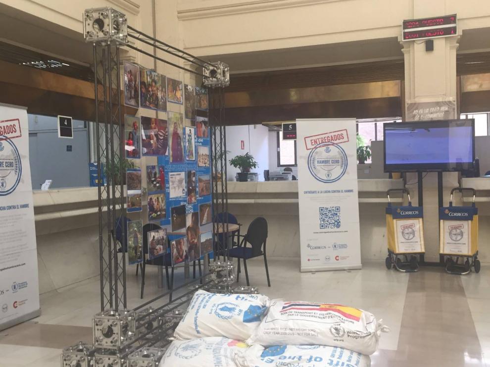 Exposición 'Entregados Hambre Cero' en la Oficina Principal de Correos en Zaragoza.