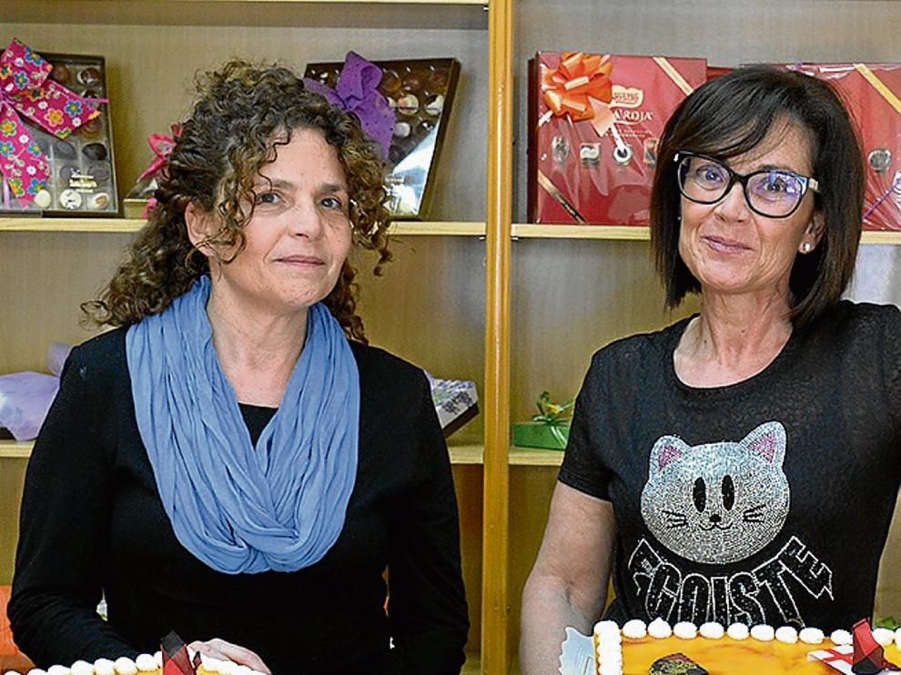 Ana María y Nuria Babot, en la pastelería Babot.