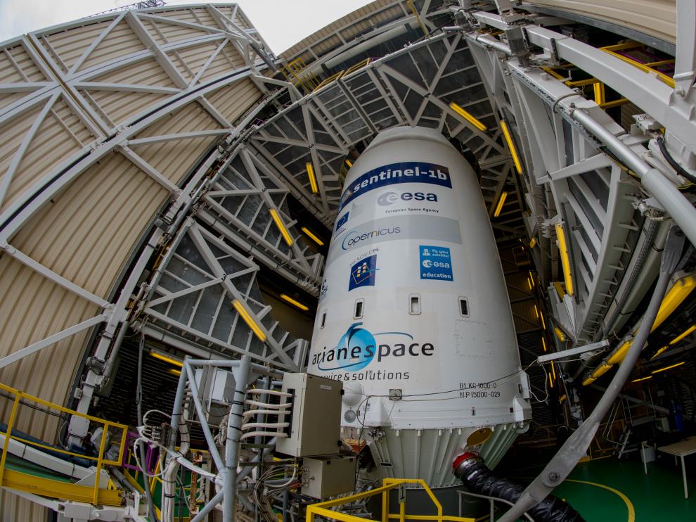 La cofia o parte alta del cohete ruso Soyuz donde está alojado el Sentinel 1B se mantiene refrigerada y en condiciones medioambientales seguras.