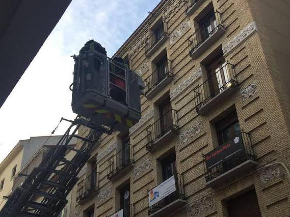 Los bomberos intervienen en un edificio de la calle Cádiz de Zaragoza por desprendimiento de cascotes