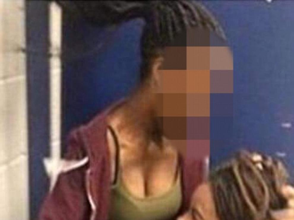 Escena del vídeo en el que la joven Amy es agredida.