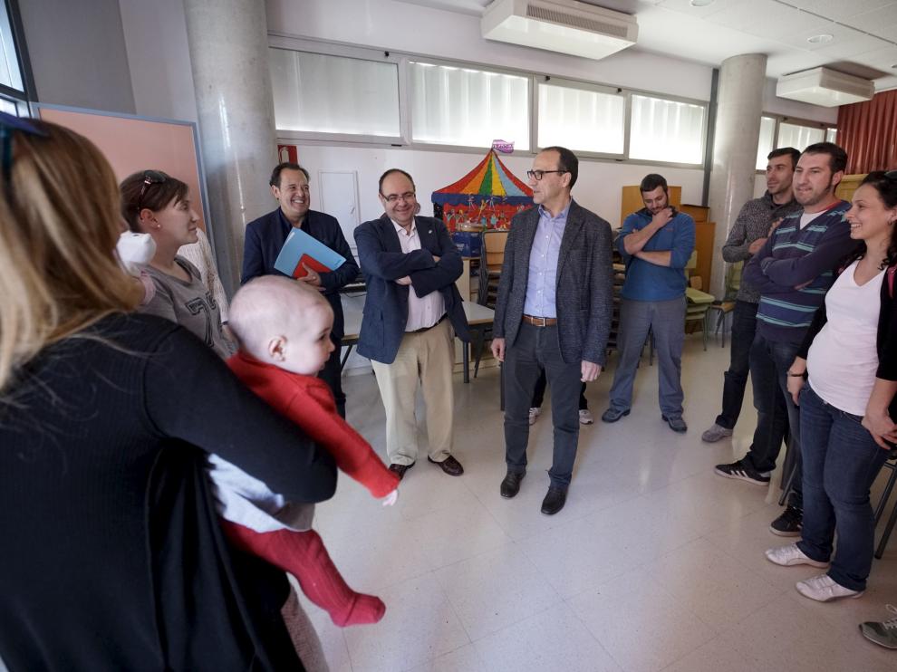 Felipe Faci, en el centro, conversa con un grupo de padres y madres jóvenes.