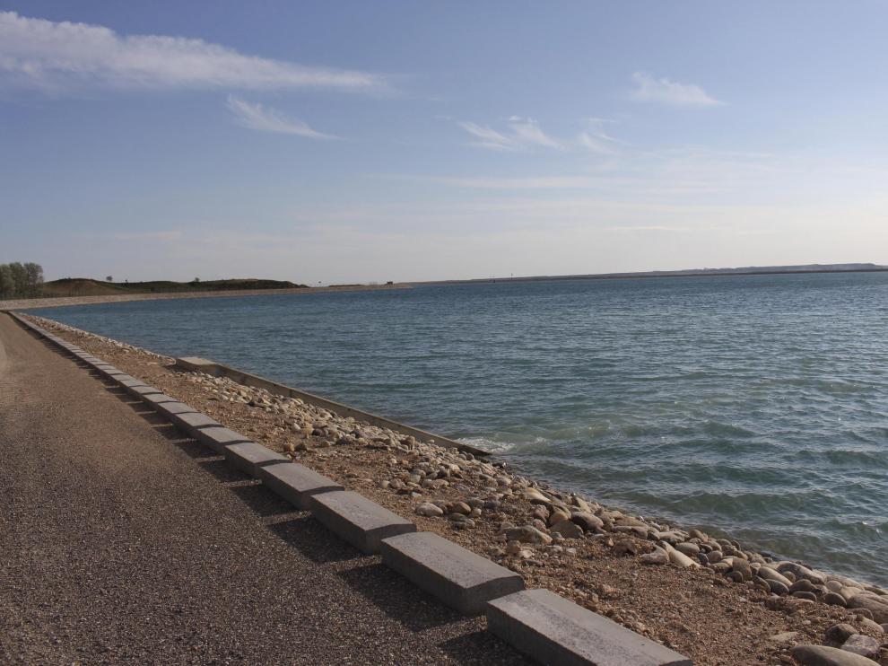 Aspecto del embalse de Sauvella desde la cola del mismo.