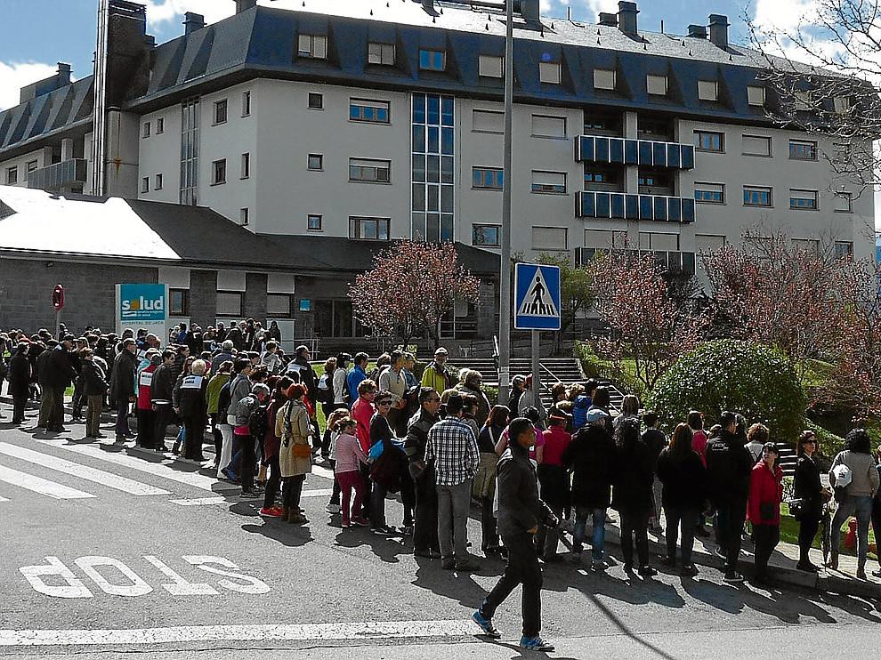 Una gran cadena humana formada por casi 2.000 personas rodeó el 17 de abril el hospital de Jaca para exigir, una vez más, que se cumpliera la cartera de servicios asignada a este centro y para que los habitantes puedan tener una sanidad de calidad.