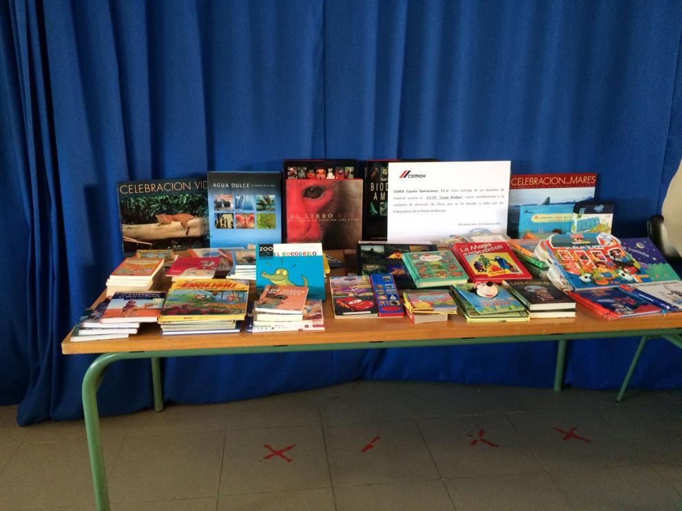Más de 150 libros han sido donados por los trabajadores de Cemex de Morata y la empresa.
