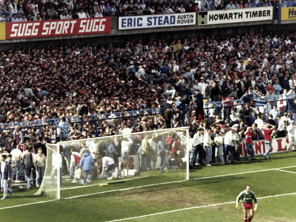 Imágenes de la avalancha humana en el estadio de Hillsborough en 1989.