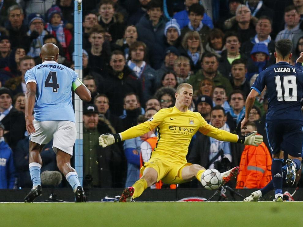 El guardameta del Manchester City, Hart, detiene un lanzamiento a bocajarro.