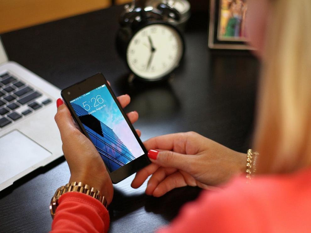 Una mujer maneja un smartphone.