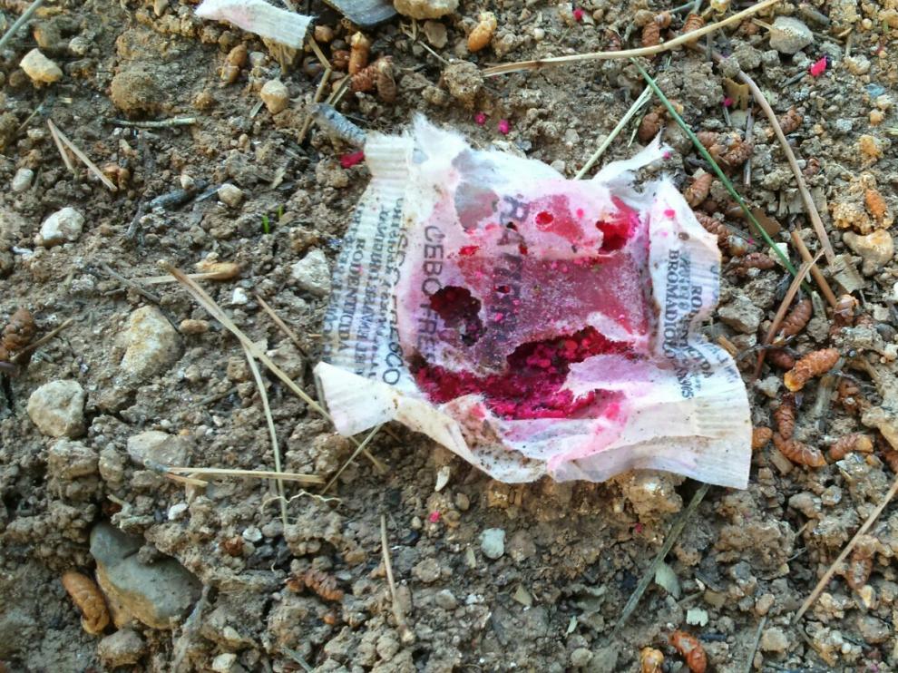 Bolsa de raticida que se ha encontrado en un parque de Montecanal