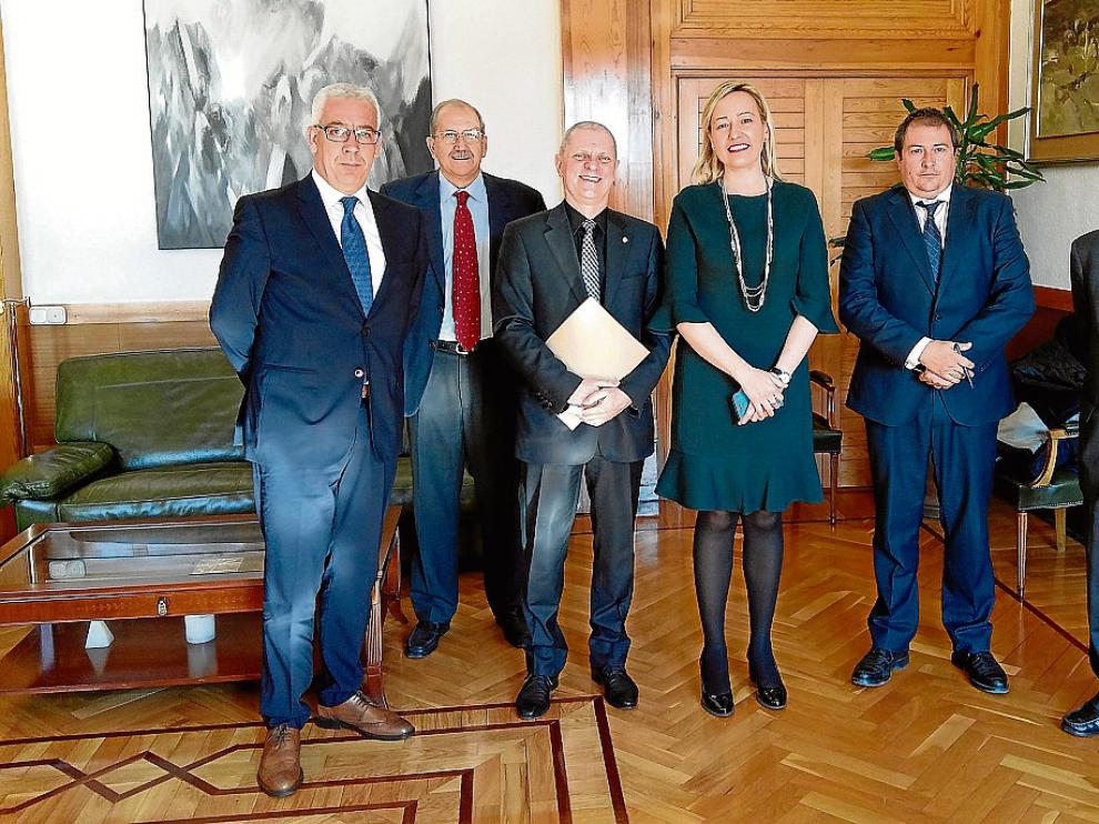 Alberto Rodríguez (asesor de Röchling), Francisco de la Fuente (gerente de Platea), Enzo Magnabosco, Marta Gastón, Luis Lanaspa (director general de Economía) y Ramón Tejedor (gerente del IAF).