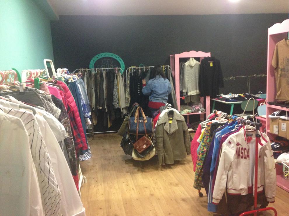 Mercadillo de ropa de segunda mano en Huesca