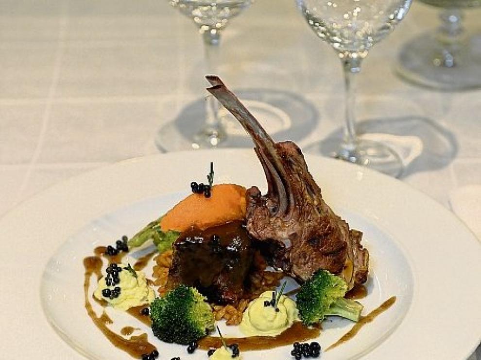 Rancho de ternasco, verduras y ciruelas con un emplatado especial.