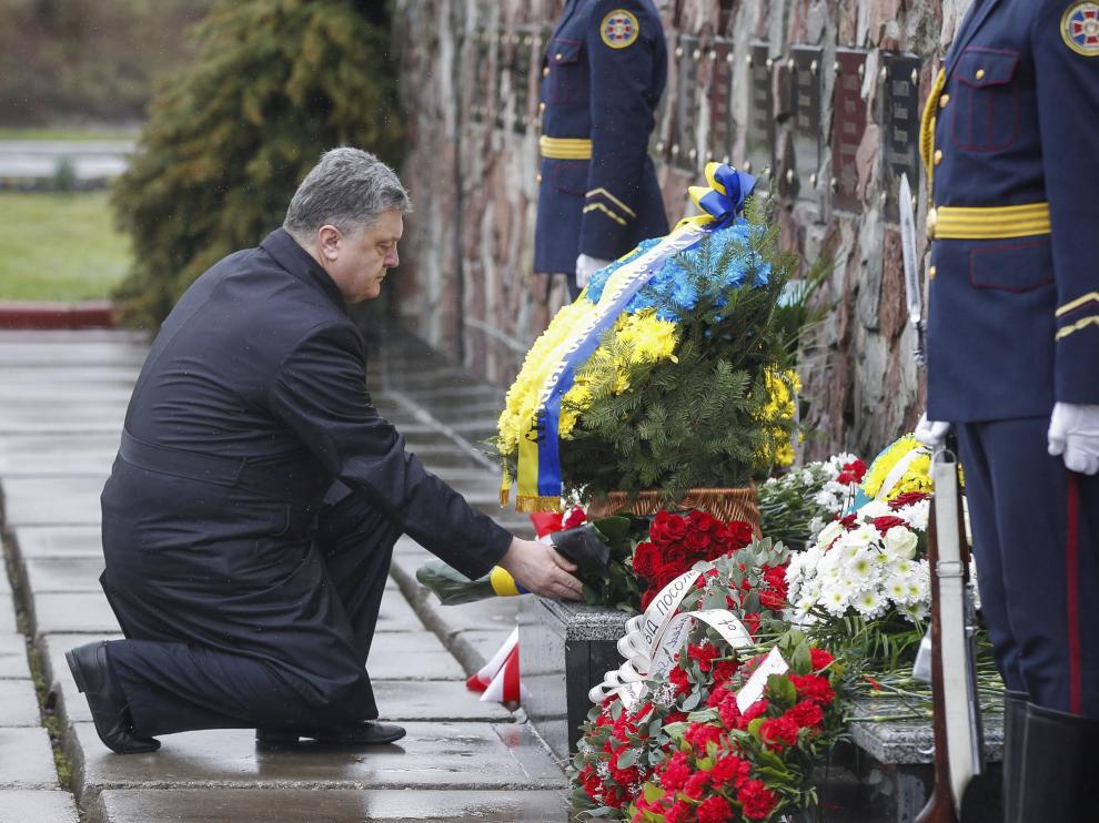 El presidente ucraniano, Petró Poroshenko, deposita unas flores en homenaje a las víctimas de Chernóbil.