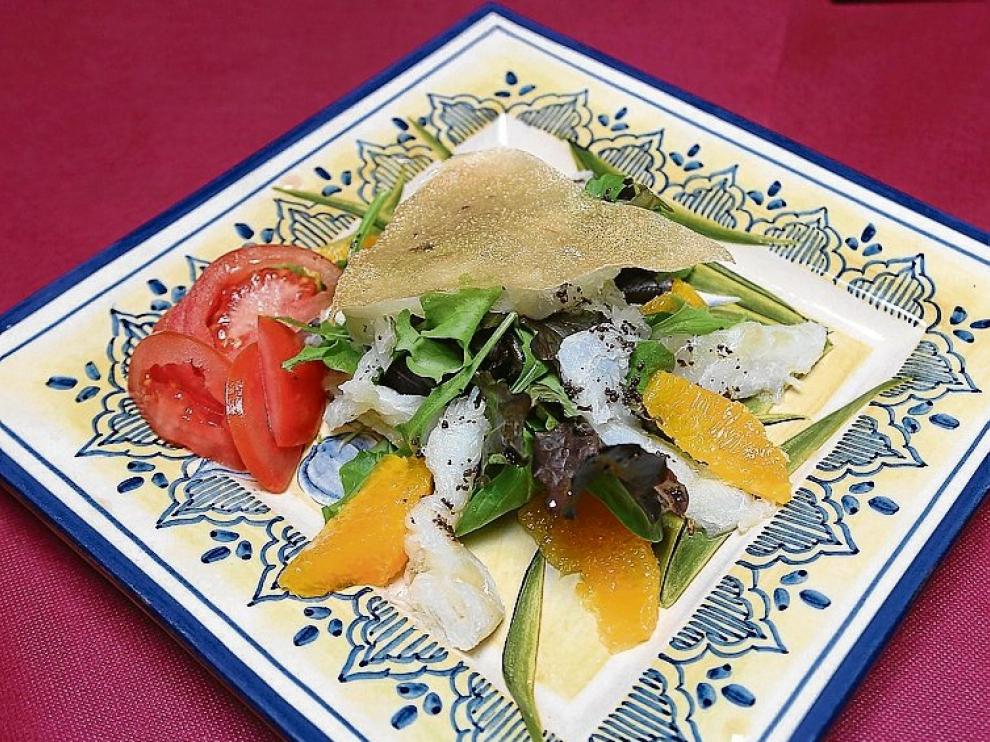 Ensalada de bacalao con naranja y paté de aceituna negra.