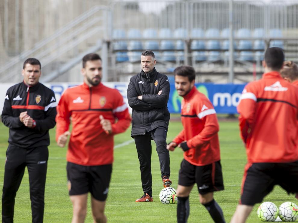 Lluís Carreras, al fondo, y su ayudante, Sergio Dorado, observan el entrenamiento del equipo en la Ciudad Deportiva.