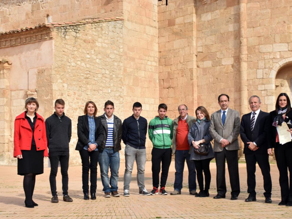 La gerente del Ecyl, el alcalde de Almazán y el delegado territorial con alumnos y profesores del proyecto