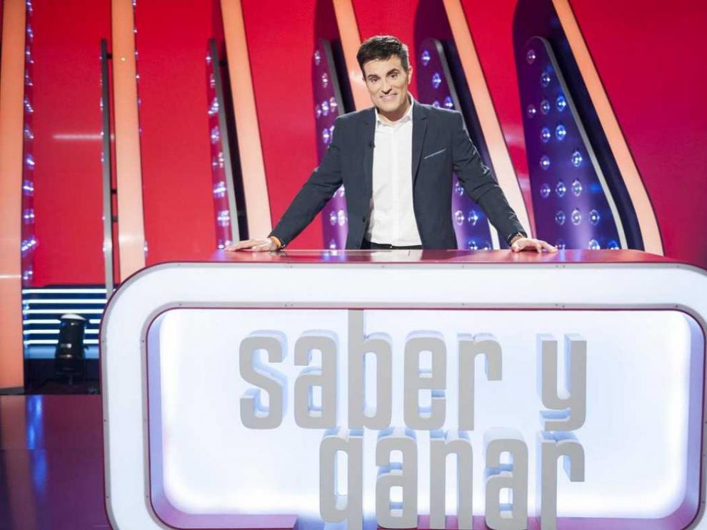 El presentador aragonés Luis Larrodera en el plato de 'Saber y ganar'.