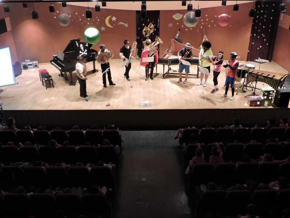 Una de las actuaciones musicales para los colegios en el auditorio del Conservatorio de Huesca.