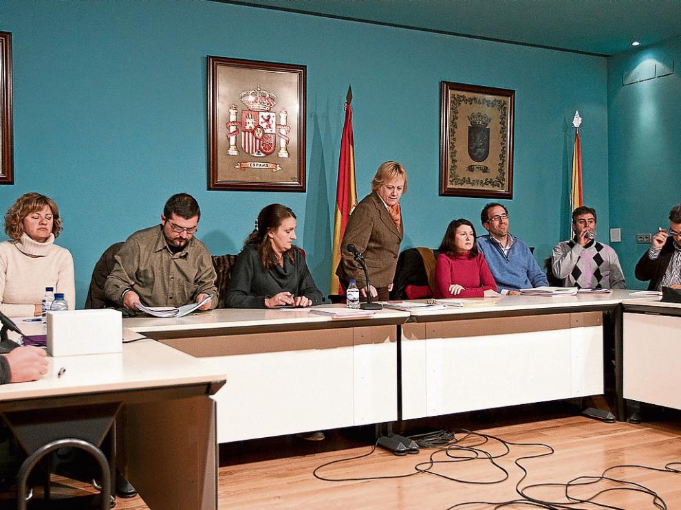 Pleno del Ayuntamiento de La Muela en 2013, con Marisol Aured -de pie- como alcaldesa.