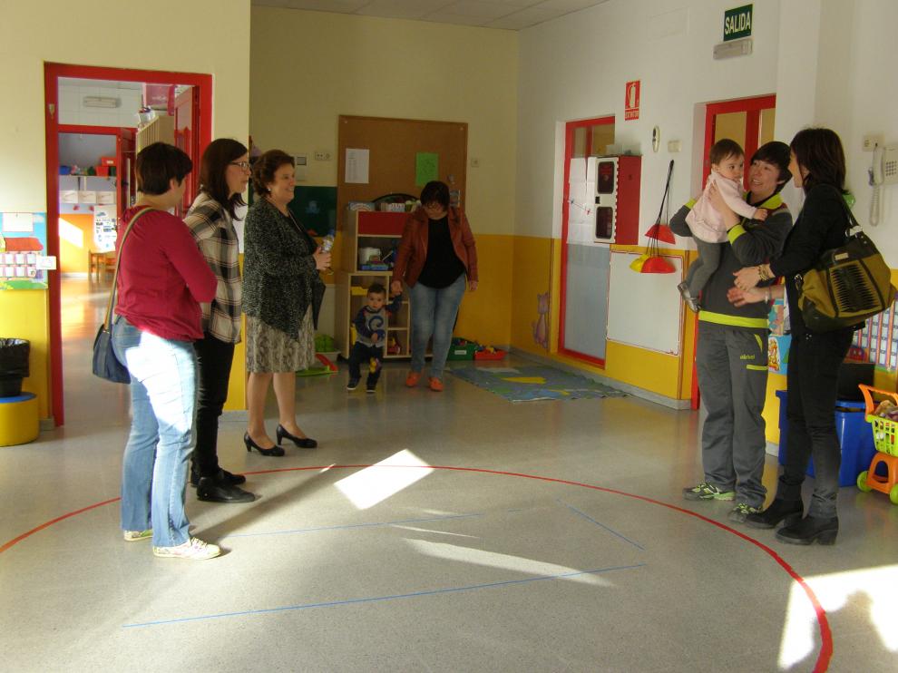 Varias familias visitan la escuela infantil de Tarazona.