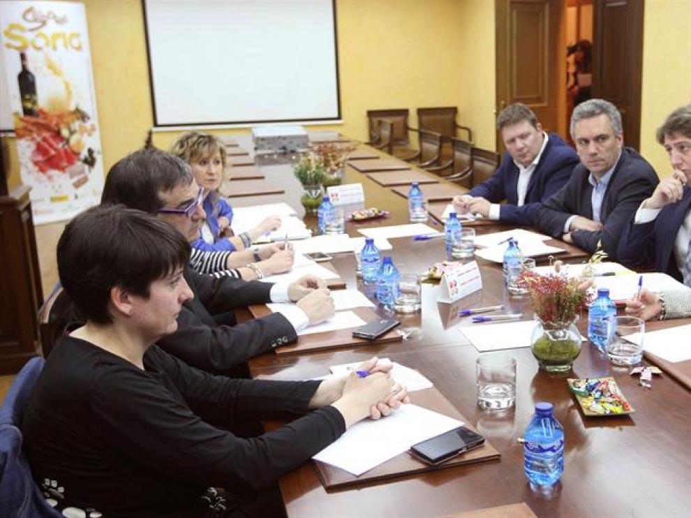 El secretario provincial del PSOE en Soria, Carlos Martínez (2d), durante la reunión con procuradores socialistas representantes sindicales y empresariales