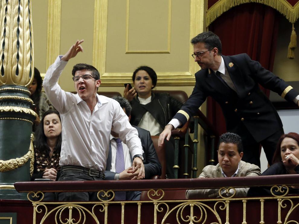 Un joven venezolano militante de un partido opositor pide desde la tribuna de invitados libertad para Venezuela.