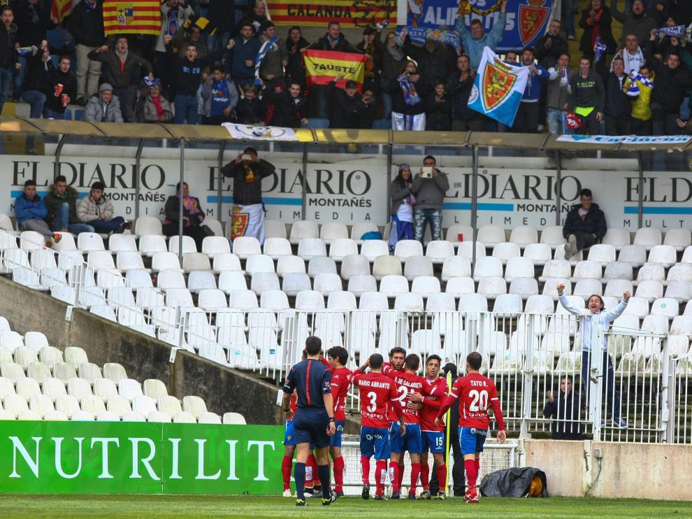 Los jugadores del Real Zaragoza celebran el 0-2 que logró Borja Bastón el año pasado en el partido ante el Racing de Santander en El Sardinero.