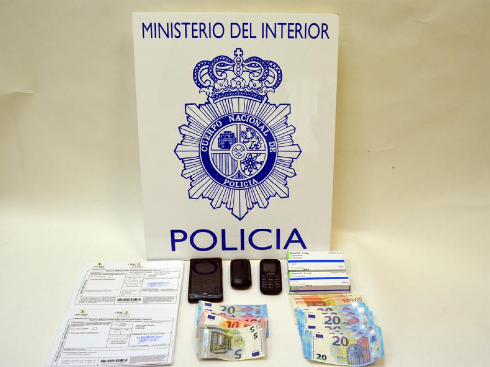 La Policía encontró en poder del detenido varias cajas del medicamento con un total de 360 comprimidos, además de 29 recetas falsificadas y 458 euros.