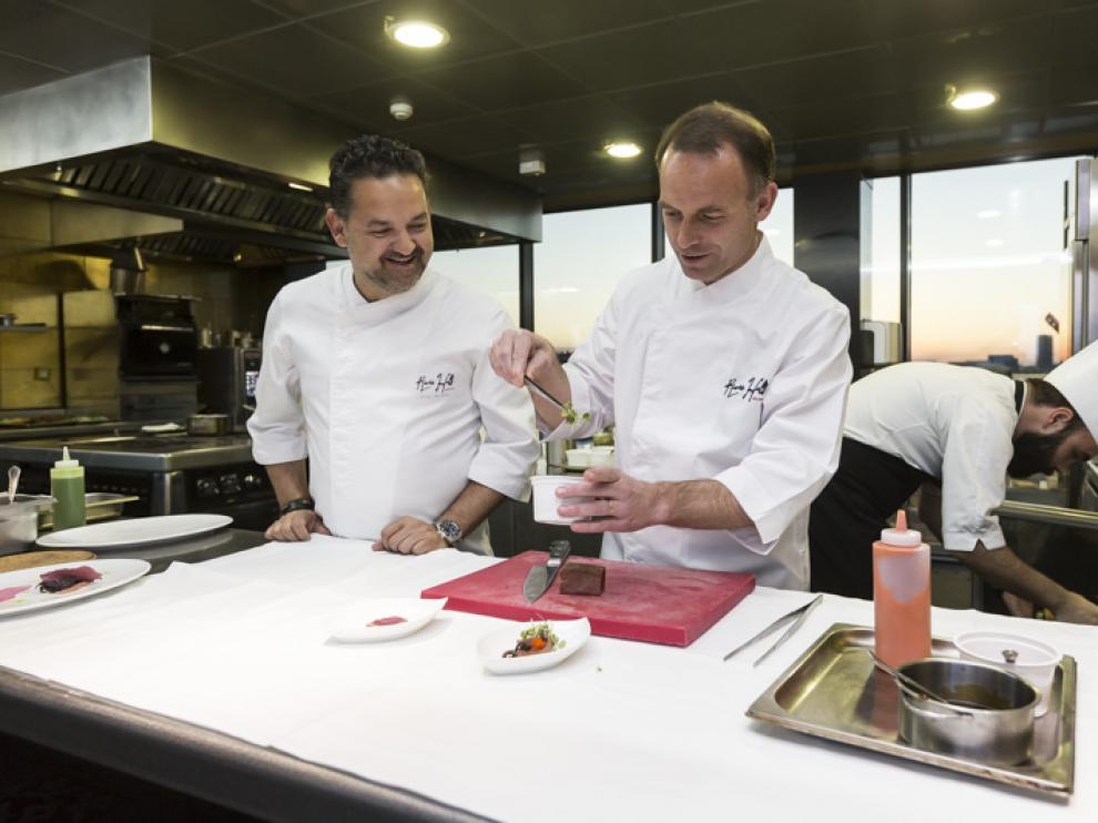 Christian Lapetra, preparando uno de los platos asesorado por el chef Iván Acedo.