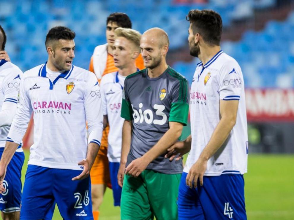 Basha, en el centro, al final del partido que la Ponferradina jugó en Zaragoza en la primera vuelta, charla con Rico, Cabrera, Sergio Gil (con Bono detrás), sus excompañeros el año anterior en el club aragonés.
