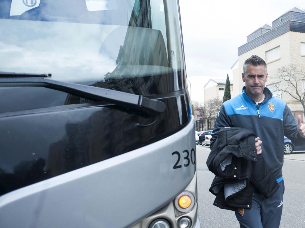 Lluís Carreras hace el gesto del triunfo antes de subir al autocar en el anterior viaje del Real Zaragoza.