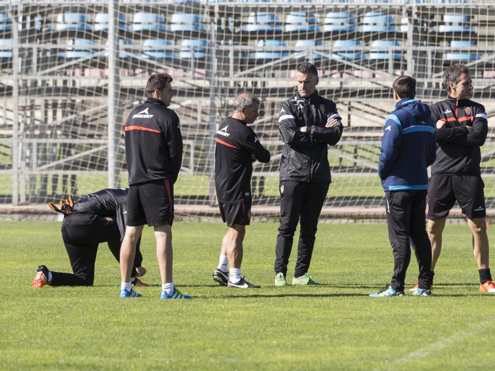 Lluís Carreras, rodeado de su cuerpo técnico y auxiliares, en el entrenamiento del pasado lunes.