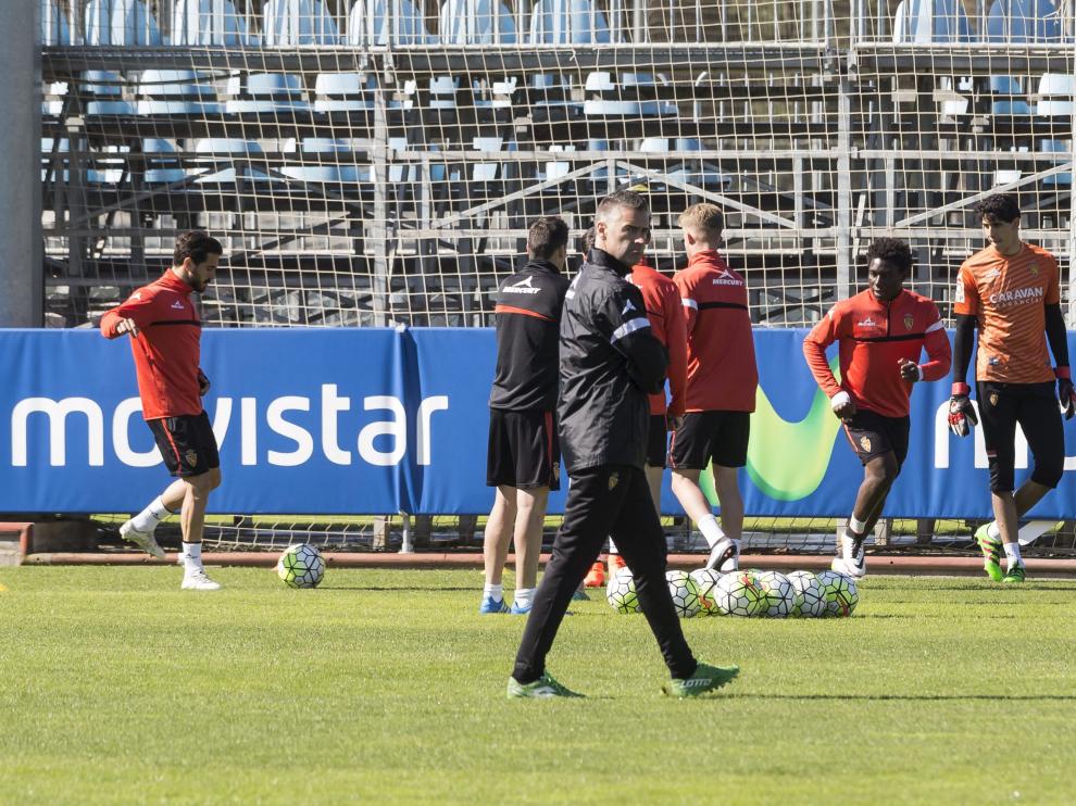 Lluís Carreras y los jugadores, en un momento del entrenamiento.