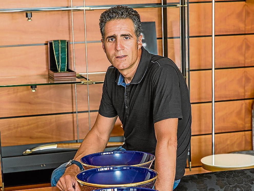 Miguel Indurain, con los trofeos de sus cinco Tour.