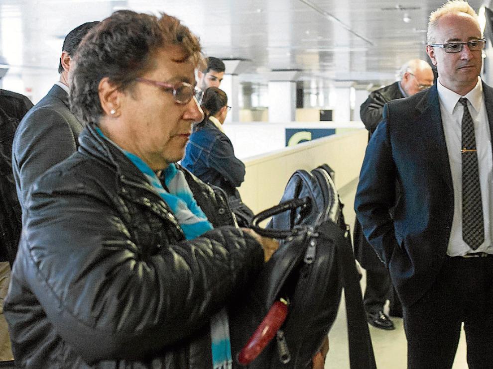 La alcaldesa Teresa Solanas Rubio y el acusado Miguel Sala Gómez, ayer, en los juzgados.