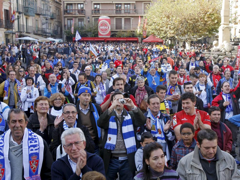 Aficionados del Real Zaragoza, junto a los numantinos, en una abarrotada Plaza Mayor de Soria antes del partido de la pasada temporada en Los Pajaritos.