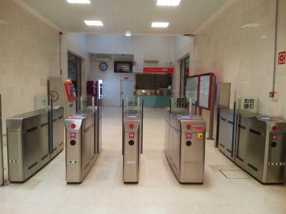 Tornos abiertos en la estación de cercanías de Utebo