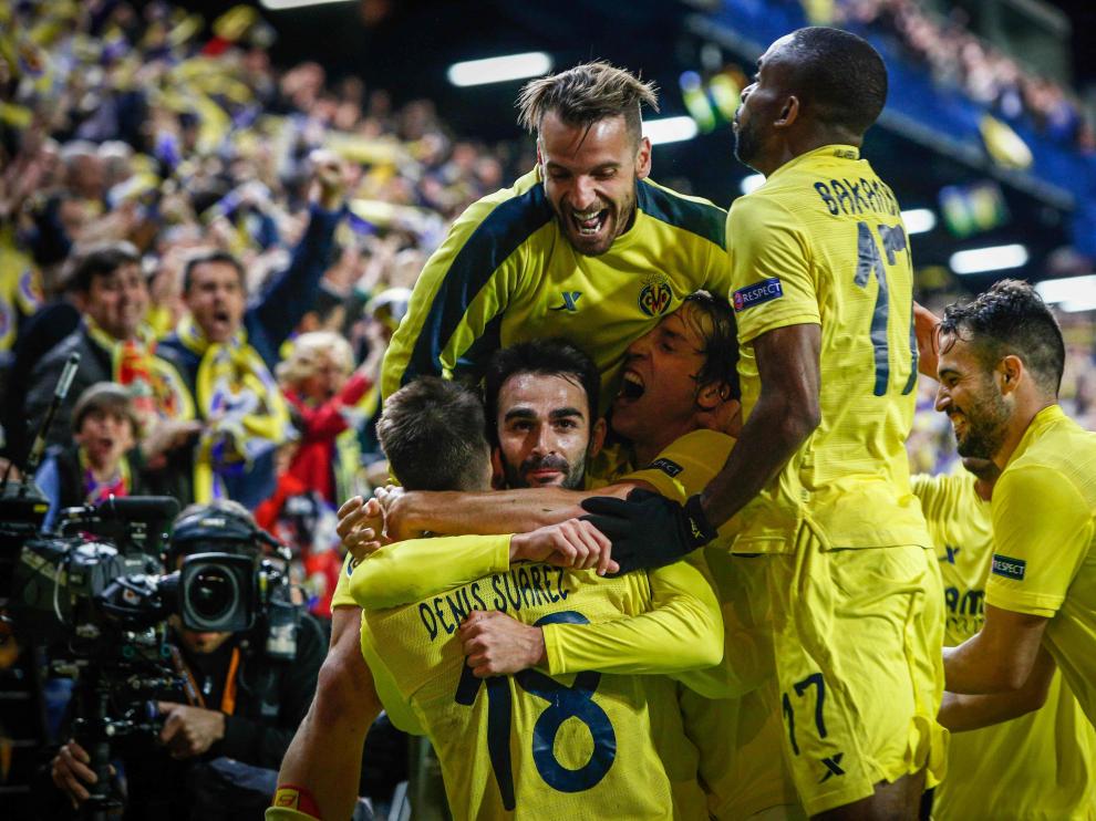 Adrián celebra junto a sus compañeros el gol de la victoria.