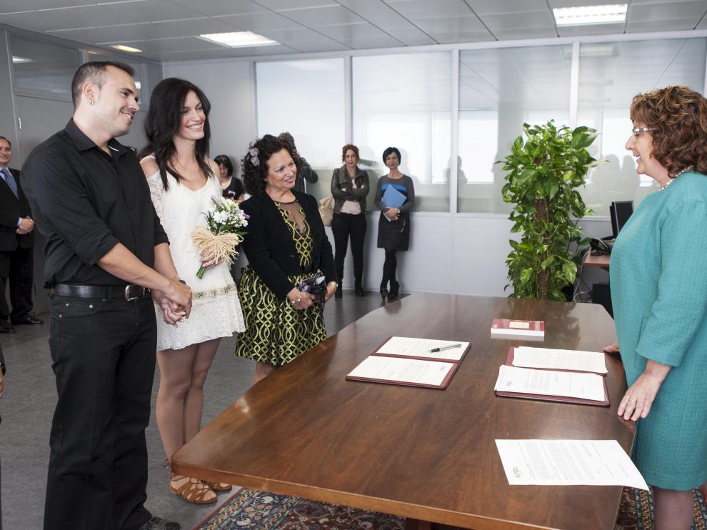 David y Beatriz (izda), ayer en el acto de ratificación con la consejera Victoria Broto.