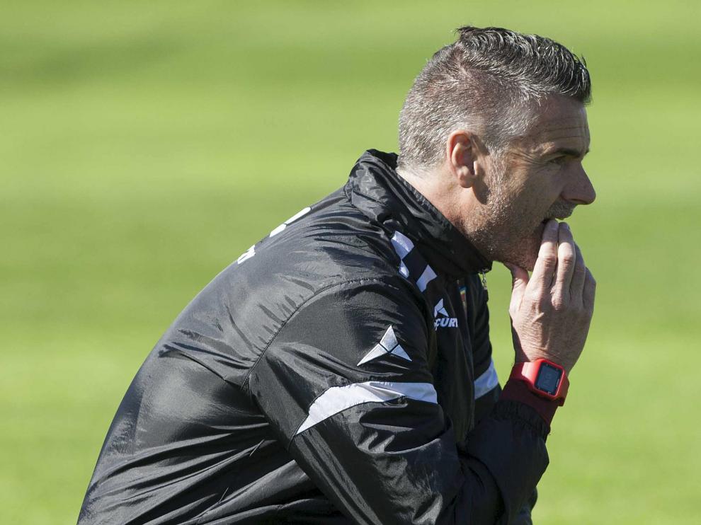 Lluís Carreras, pensativo, observa el entrenamiento de este viernes en la Ciudad Deportiva del Real Zaragoza.