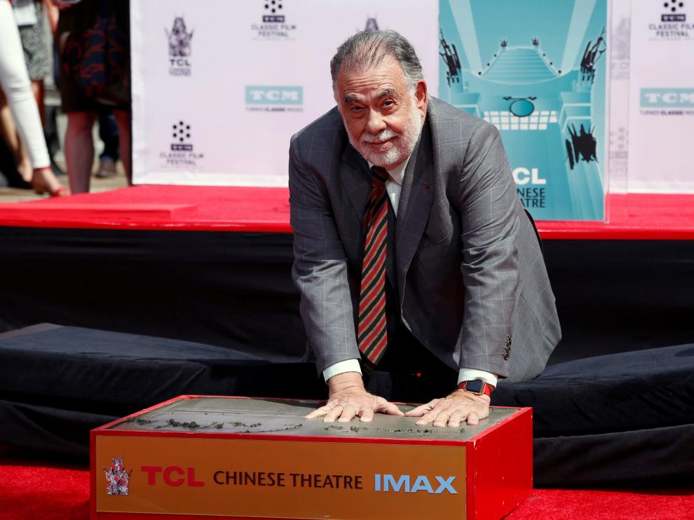 Francis Ford Coppola imprime sus huellas en el Teatro Chino de Hollywood.