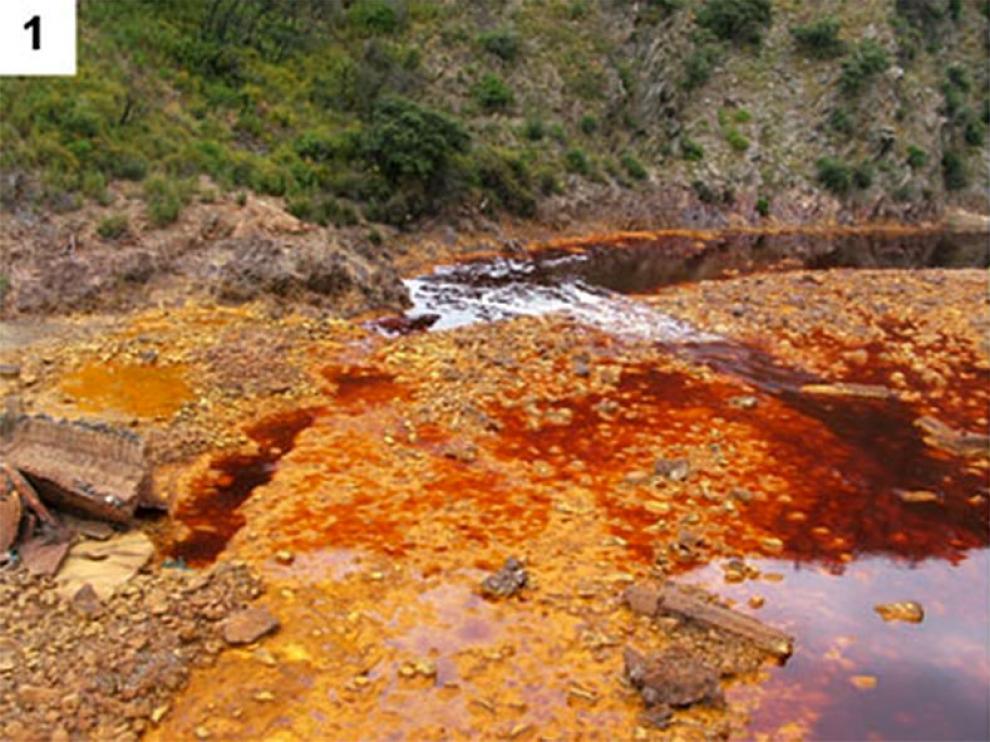Las amarillas aguas del Río Tinto.