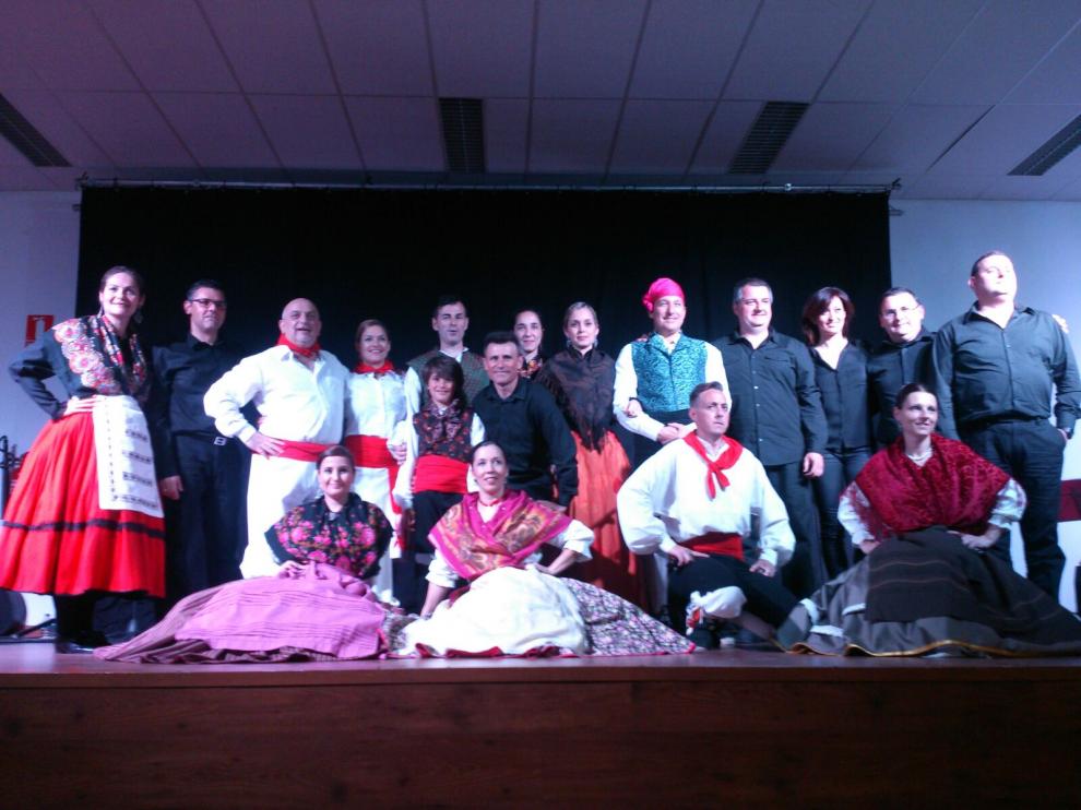 Foto de familia del grupo de jotas de la asociación cultural El Puyalón en Capdesaso.