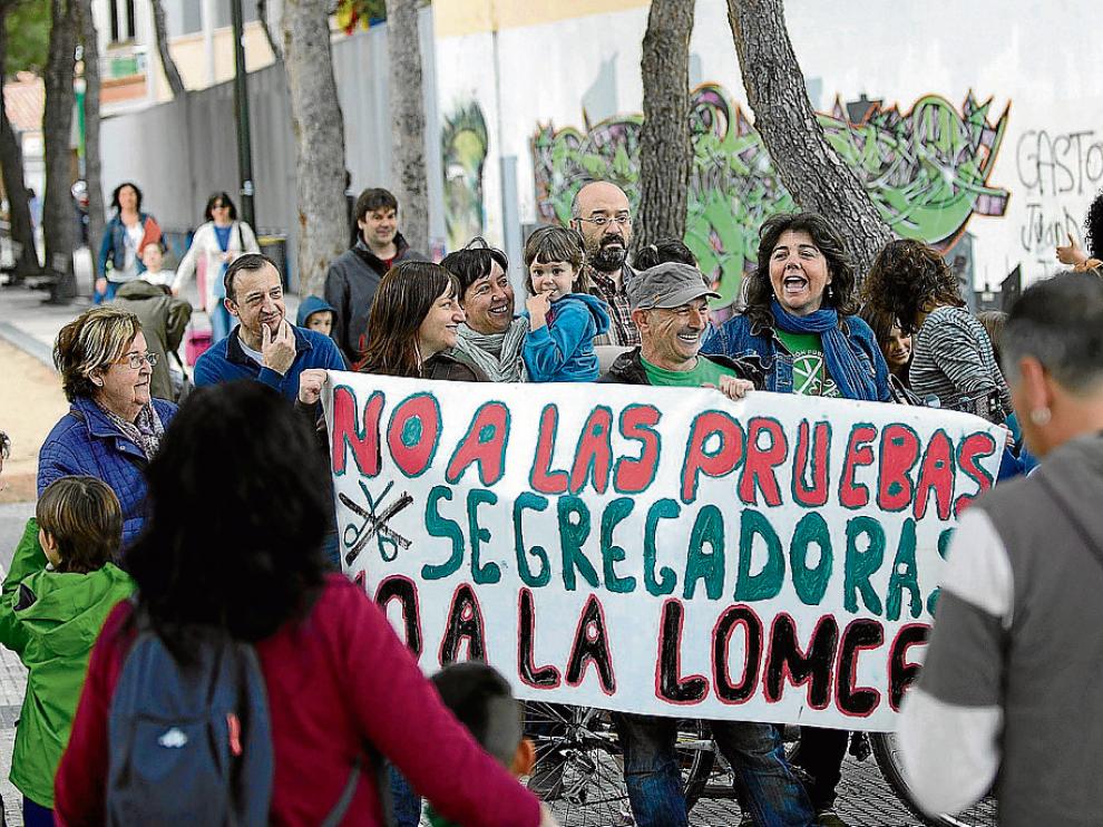 Hace justo un año. La imagen corresponde a una protesta contra las pruebas que recoge la Lomce que se realizó ante el colegio Sáinz de Varanda de Zaragoza coincidiendo con los exámanes en tercero de primaria.