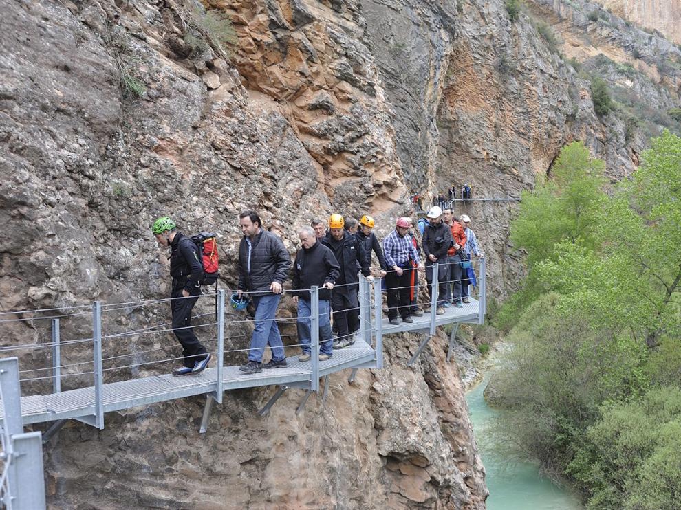 Los invitados recorren el nuevo tramo de pasarelas, que se abrirá al público el jueves.
