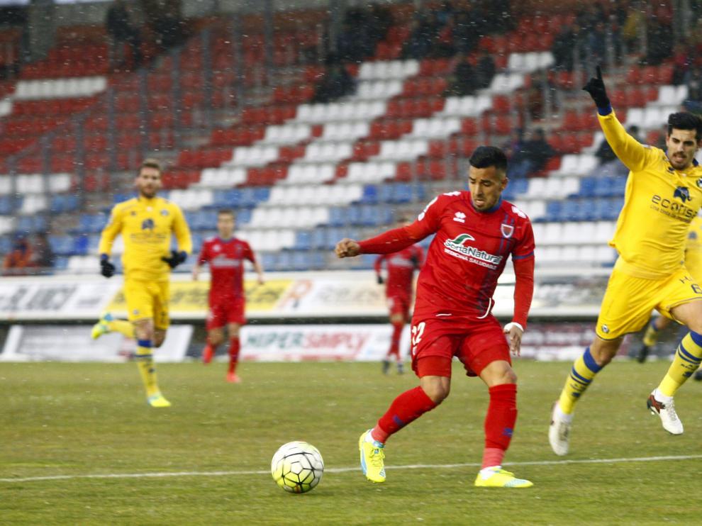 Jorge Díaz, en el partido Numancia-Alcorcón jugado bajo la nieve en febrero, una de sus cuatro apariciones con la camiseta soriana tras su cesión por parte del Real Zaragoza.