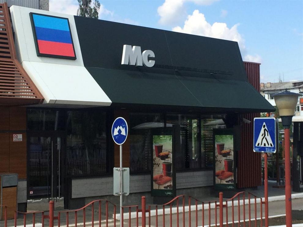 El supuesto restaurante que plagia a McDonald's en Lugansk (Ucrania).