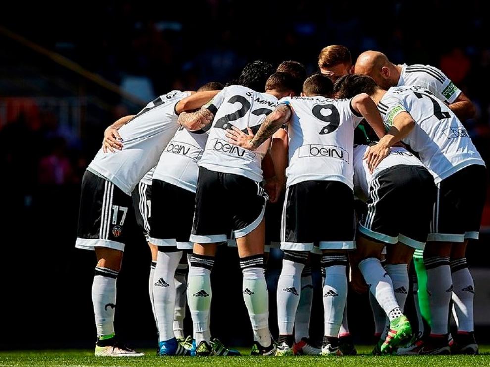 Los jugadores del Valencia, antes de un partido